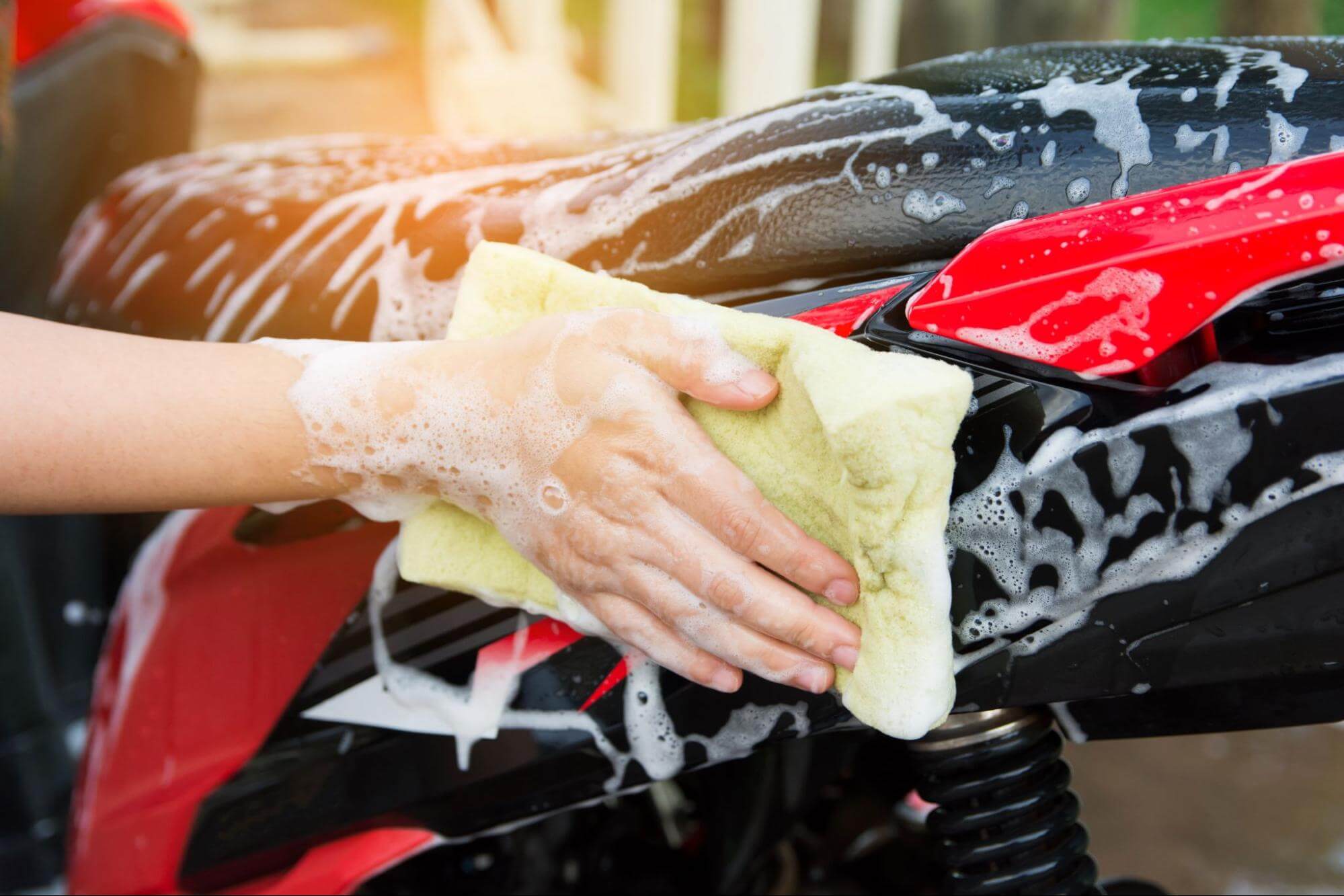 Produtos para lavar a moto: veja quais são os ideias